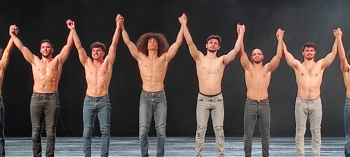 cicasticicasti's tweet photo. Quando la potenza incontra perfezione e bellezza #lesnuitsbarbares emozione viscerale @HerveKoubi 
@TeatroMuse https://t.co/2n6guDxv5F