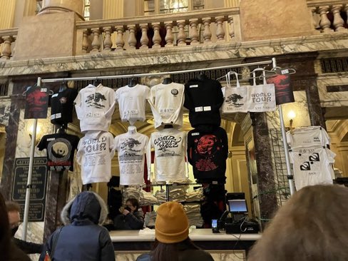 📸 | Merch stand for tonight's #LTWTChicago 

Via tayIourde
