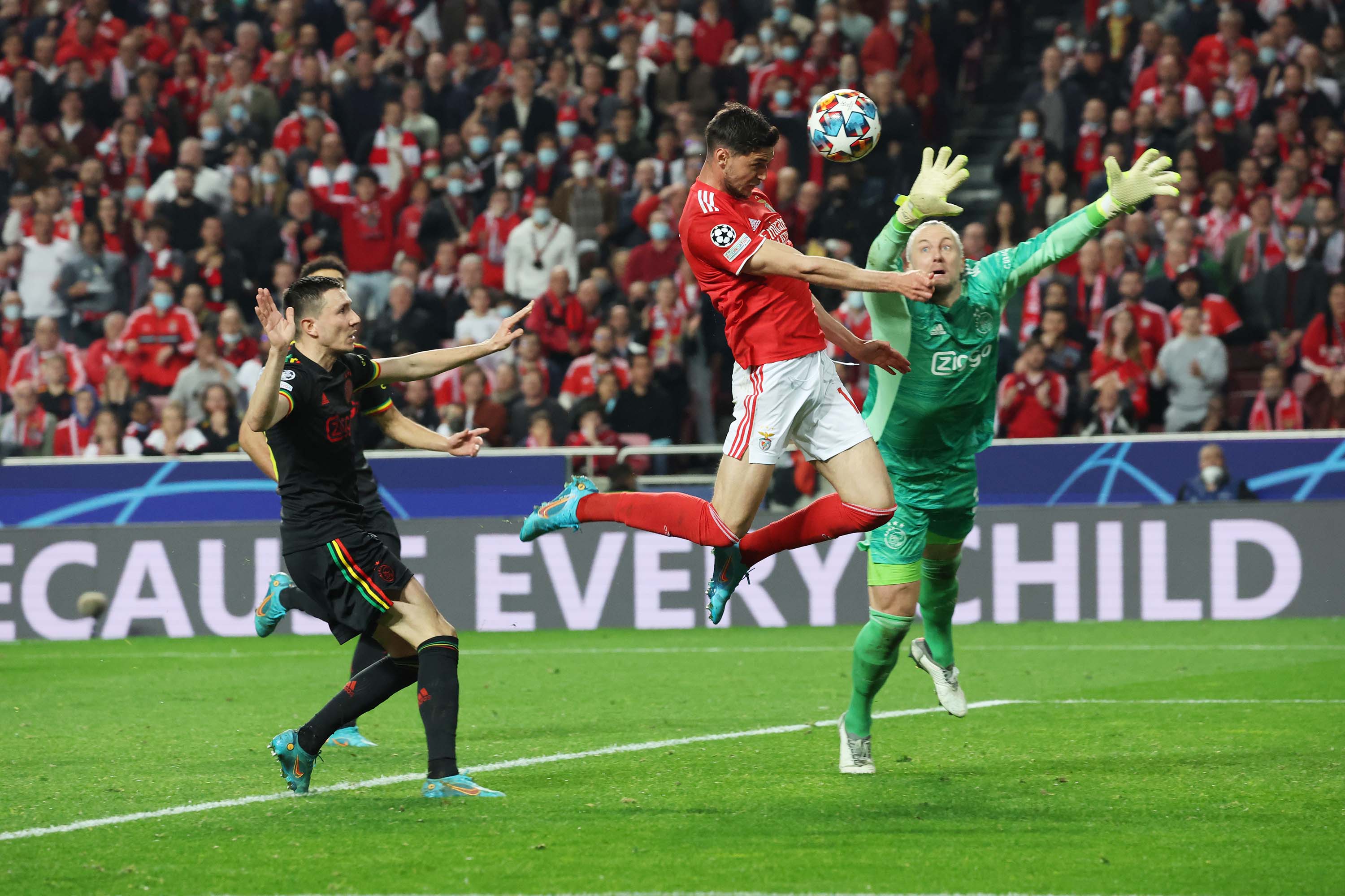 Энцо фернандес бенфика. Аякс бенфика 2022. Аякс счет матча. Ajax novoe oldovoe. Бенфика чемпион португалии.