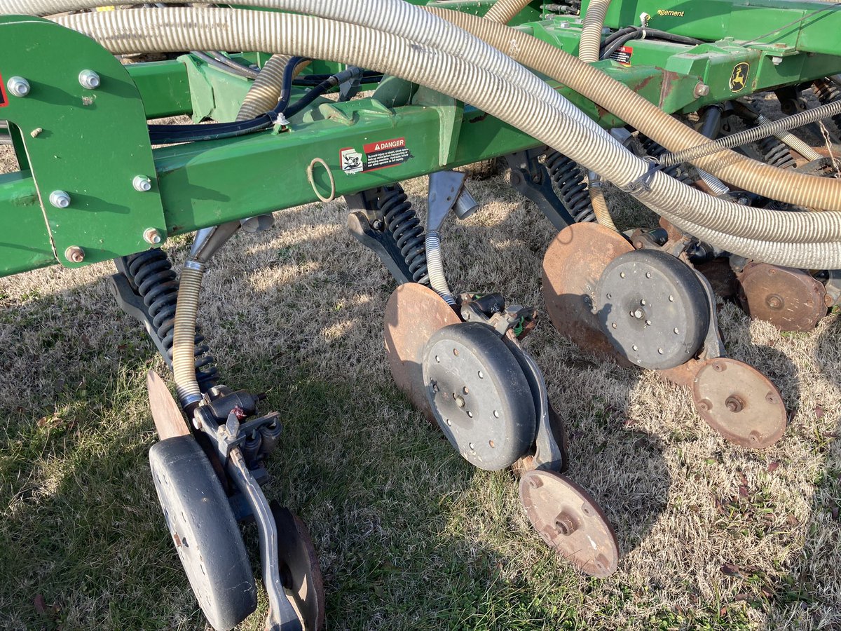 leticia001000's tweet photo. For sale, Jd 2510 low disturbance dry banding rig.  One owner , Works great just going to a bigger machine. Field ready, 6 ton montag, 15 row “can run dry fertilizer and nh3 in one pass, please RT , $80k https://t.co/FX26945wNt