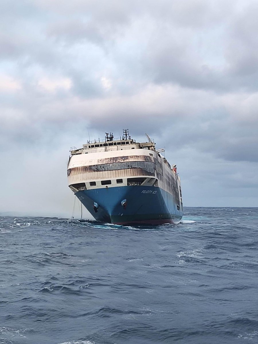 VOSTAZ's tweet photo. #FelicityAceFire
@MarinhaPT continua a acompanhar a situação.
Segundo a Marinha, o navio permanece estável e a 195mn a Sul Do Faial. Sem focos de incêndio visíveis.2 rebocadores permanecem no local a efectuar arrefecimento do navio. https://t.co/wZvuyuqwtZ