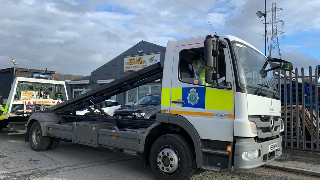 TLE247's tweet image. Ello, Ello, Ello! What’s all this then? Slide and tilt recovery bed repairs today. The boys in blue rely on the boys in green when it comes to their hydraulic repairs. For repairs on tail lifts, moving decks, recovery trucks and more call 08442250281 #merseysidepolice #hgvrepairs