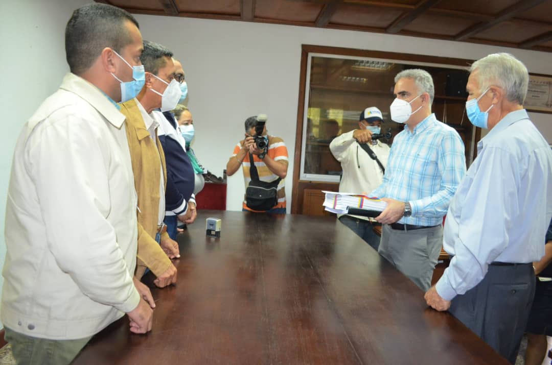 oscardhdez_'s tweet photo. Recibimos hoy del secretario general de Gobierno @VacheRodriguez la Memoria y Cuenta del ejercicio fiscal 2021 de la @GobernacionNe en los lapsos que prevé la ley. El @clebne_oficial hará lo concerniente para su estudio y revisión. #23Feb https://t.co/KKMZuhsY57