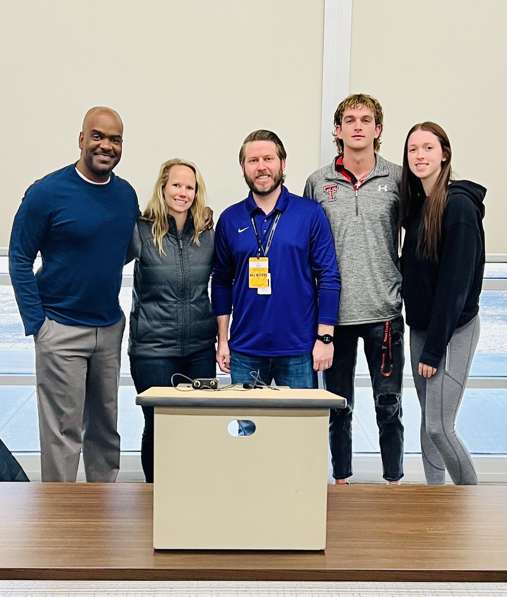 BeckyCraig19's tweet photo. What an incredible opportunity for our @FISDSports to compete in the Sports Broadcasting competition. @CoachKOMiller @LHS_RedhawkBSBL @reedyvolleyball Coach Miller, Cade, and Hallie did a fantastic job representing their programs, campuses, and Frisco ISD! @Friscoisdsports https://t.co/bg42nmSmYp