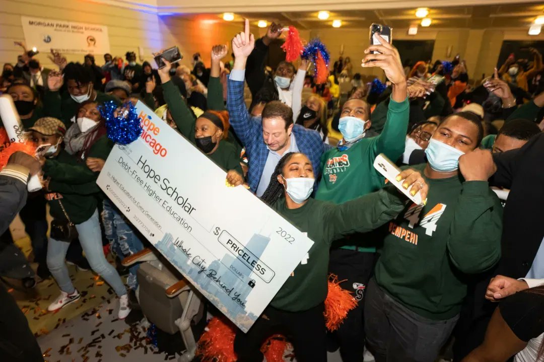 BlockClubCHI's tweet photo. Every Morgan Park High School student can go to college for free thanks to surprise scholarships. https://t.co/xnOQwquS9V https://t.co/gG18ymZPd9