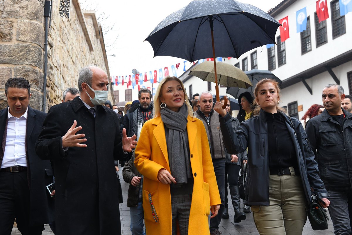 YelizzKoray's tweet photo. Kültür Bakanı'nın eşi, koruma polisinin bir eline şemsiye bir eline çantasını verecek kadar rahatsa neden koruma polisiyle geziyor. Zira bir saldırı olsa kadının iki eli de dolu.
Polise ‘çantacı’ muamelesi yapacak görgüsüzlüğünü saymıyorum bile.. https://t.co/DNp17tAPcD