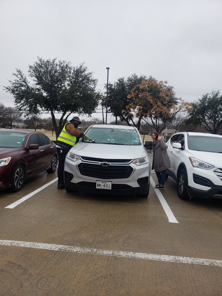 MrsSalinasCouns's tweet photo. Brrrrr. Thompson staff lead by example....Super cold 🥶 afternoon...shoutout to @CoachBCFB for being such a CARING and helpful teammate to @MsGrayCFB and many others this afternoon! #ThompsonIsExcellence https://t.co/EHSLiaL7r7