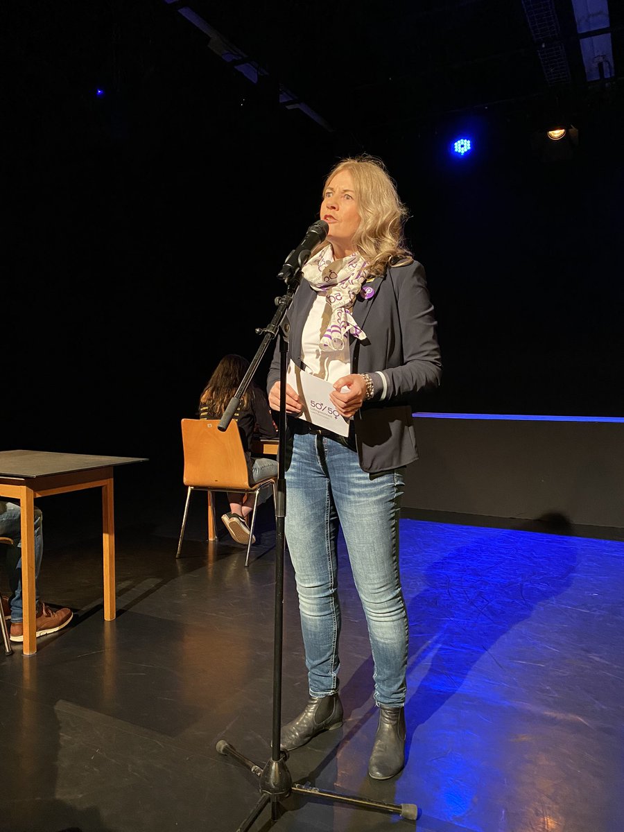 GabrielaBCortes's tweet photo. „Was bin ich wert“ #Theaterstück 🎭 am ‚Tag der #Lohngleichheit‘ Die #Gleichstellung der Geschlechter ist in der Verfassung und im #Gleichstellungsgesetz verankert. Abweg wir werden im Alltag immer wieder mit denselben gesellschaftlichen #Ungerechtigkeiten konfrontiert. #LANV https://t.co/EdTuArUPMF
