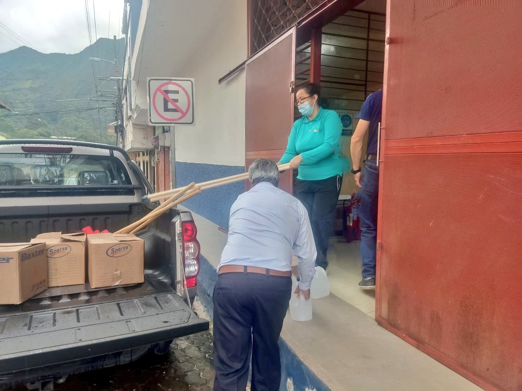 EducacionZ7_Ec's tweet photo. Las 59 instituciones educativas de #Espíndola recibieron materiales de  limpieza y de bioseguridad como alcohol y jabón líquido, por parte del Distrito, para garantizar las condiciones mínimas de seguridad durante el retorno a la presencialidad. 
#EncontrémonosPorLaEducación https://t.co/kO5uHnM10k