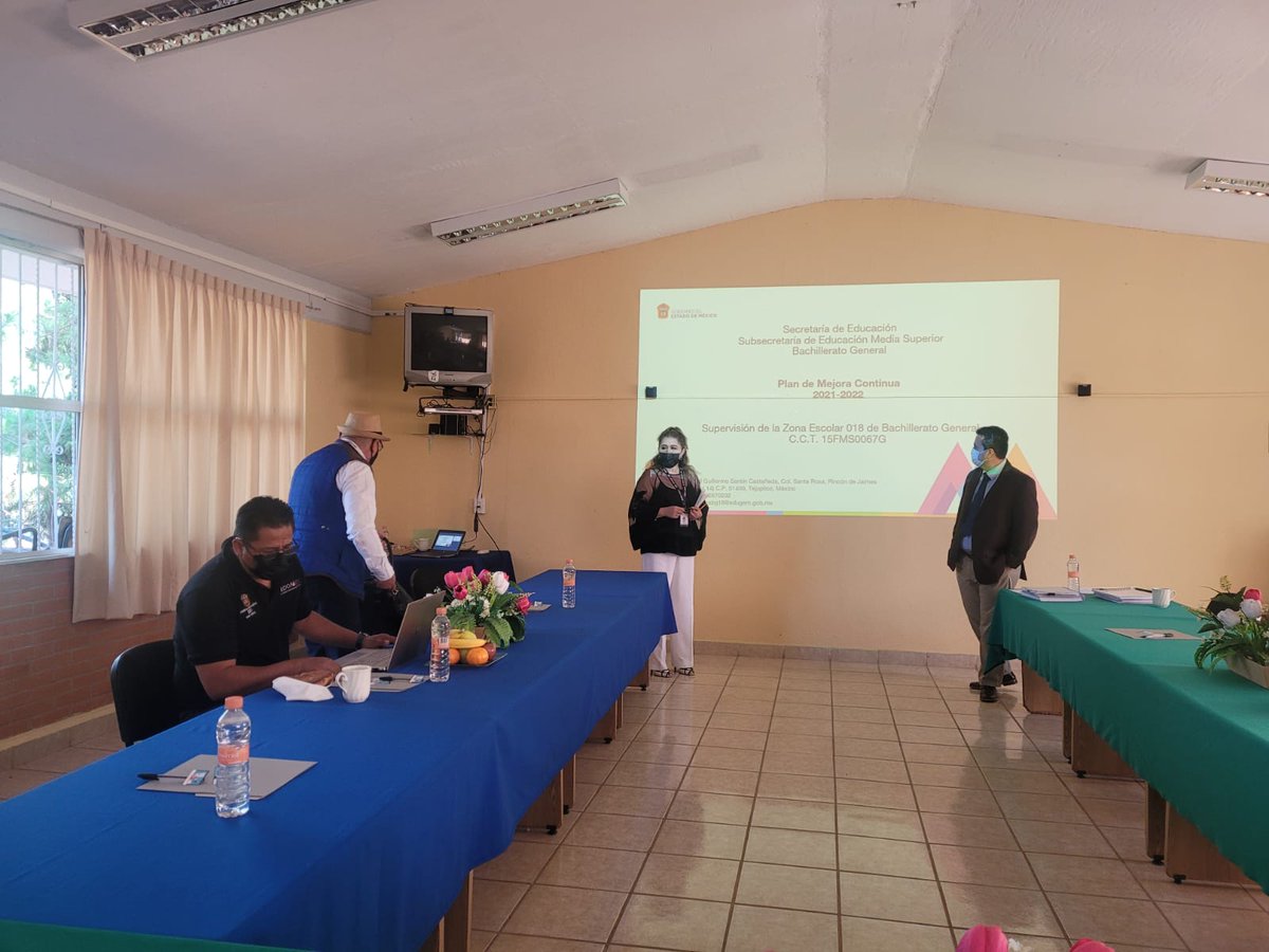 zona_bg's tweet photo. Presentamos el #PMC de #ComunidadBG18, a cargo del Profr. Cuauhtémoc Cardoso. Se mostraron los ejes rectores de este ciclo escolar en las escuelas de #EMS de nuestra zona. Agradecemos el acompañamiento de los Mtros. Luis René Cedillo y Rodrigo Mendoza.@SEMSedomex @dbg_epoem https://t.co/KVgiOF3Rog