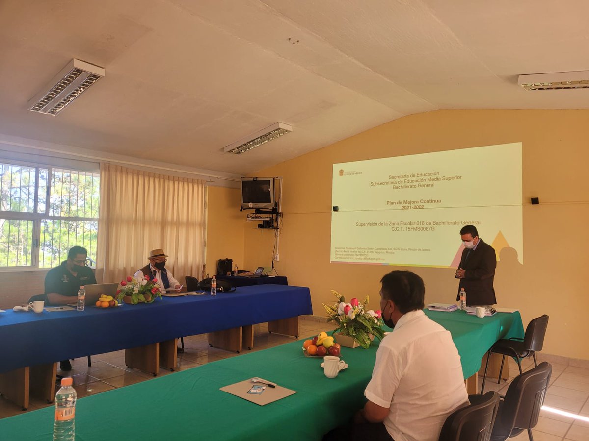 zona_bg's tweet photo. Presentamos el #PMC de #ComunidadBG18, a cargo del Profr. Cuauhtémoc Cardoso. Se mostraron los ejes rectores de este ciclo escolar en las escuelas de #EMS de nuestra zona. Agradecemos el acompañamiento de los Mtros. Luis René Cedillo y Rodrigo Mendoza.@SEMSedomex @dbg_epoem https://t.co/KVgiOF3Rog