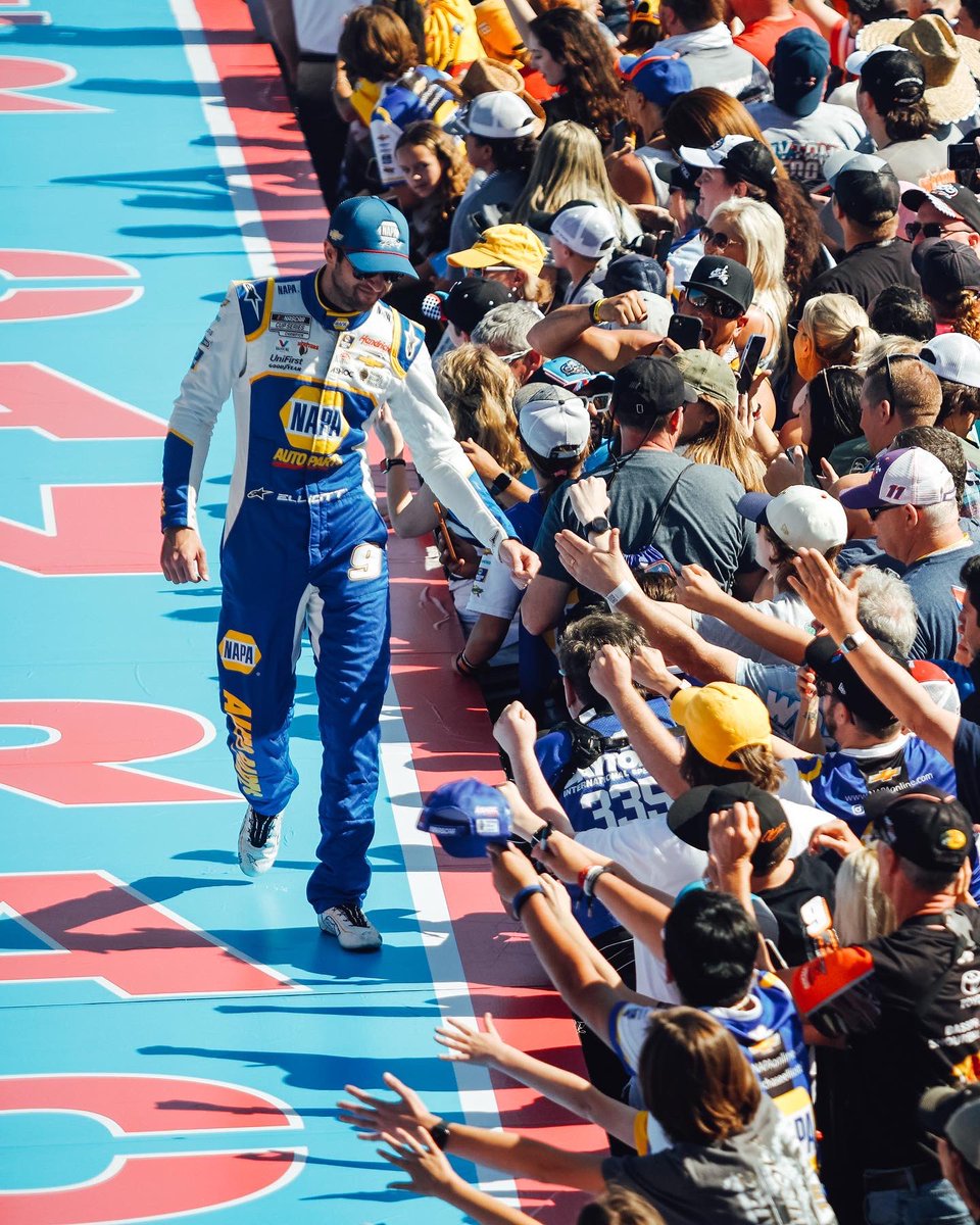 chaseelliott's tweet photo. Best fans in #NASCAR https://t.co/7eFD99T8cN