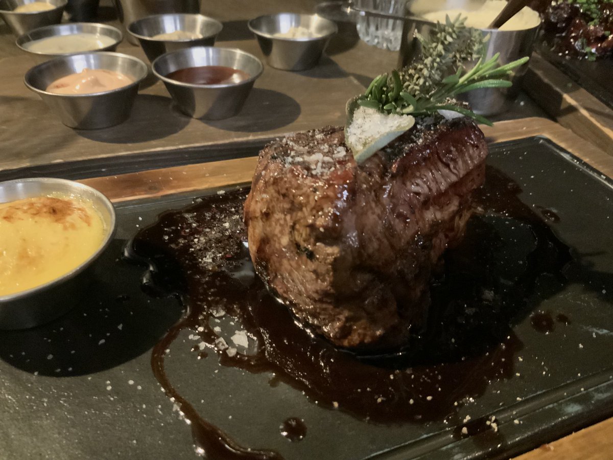 Andrea_Radic's tweet photo. La cucina di Eugenio Roncoroni è talento passione e grande professionalità. Gusto e sapore si una vera #grandetable 👏👏👏 Al Mercato Steaks & Burgers a Milano https://t.co/Y5DiJX11nM