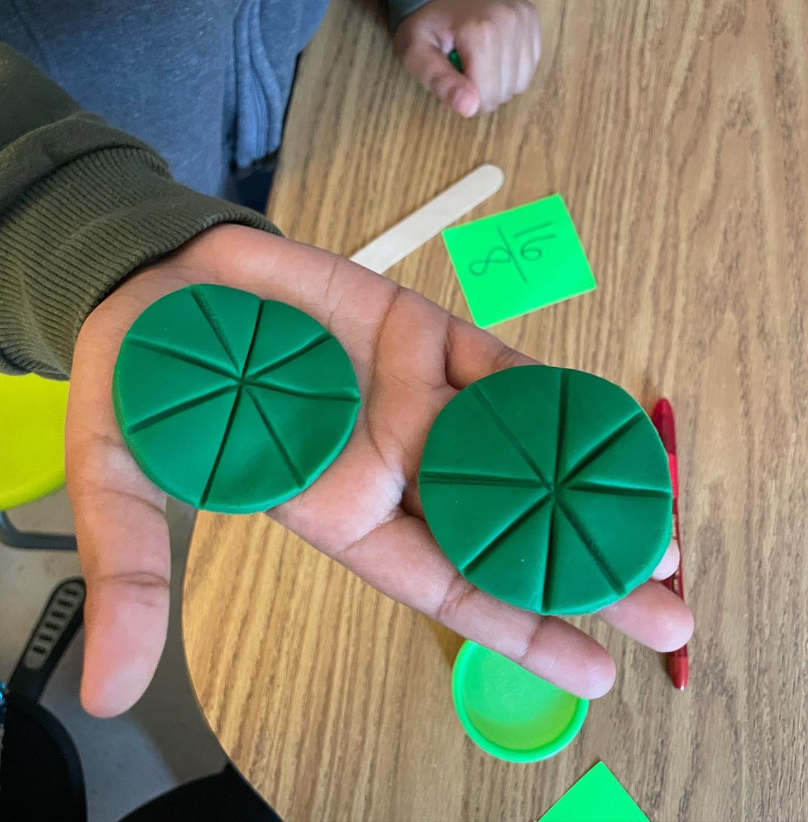 PowellinPrimary's tweet image. Using Playdoh and pattern blocks to express whole numbers as fractions ⭐️ ⭐️ 

#thirdgrade #handsonmath #teachertwitter #sbcebobcats