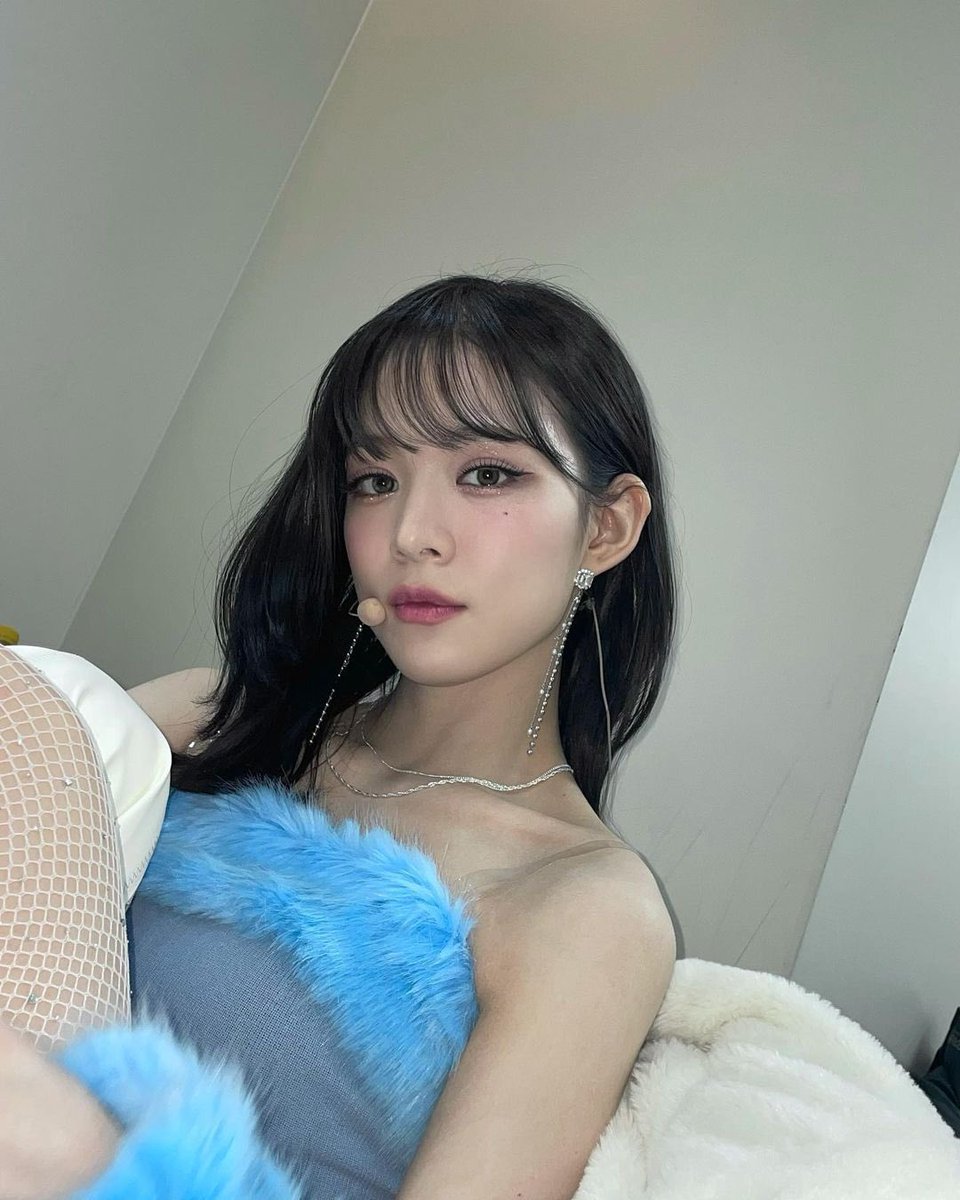 methinkslcy's tweet photo. chaeyoung in blue 🧎🏽‍♀️ https://t.co/EdP7Q6Mb76