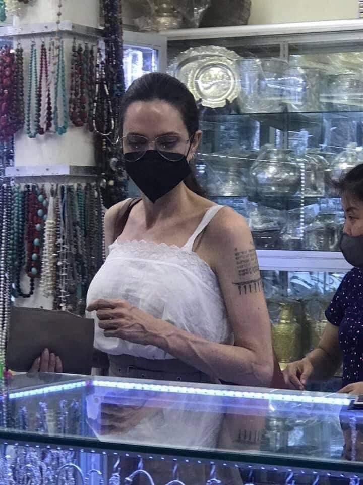 Jeyhey19's tweet photo. #AngelinaJolie Welcome to my home Angelina Jolie.  Thank you for visiting our Cambodia especially beautiful Angkor wat.  I Hope you have a very nice trip and an Unforgettable moment this visit.  🙏💜😍

 #funentertainment #angkorwat #salik #AngelinaJolie https://t.co/Y5rP9vZGOe