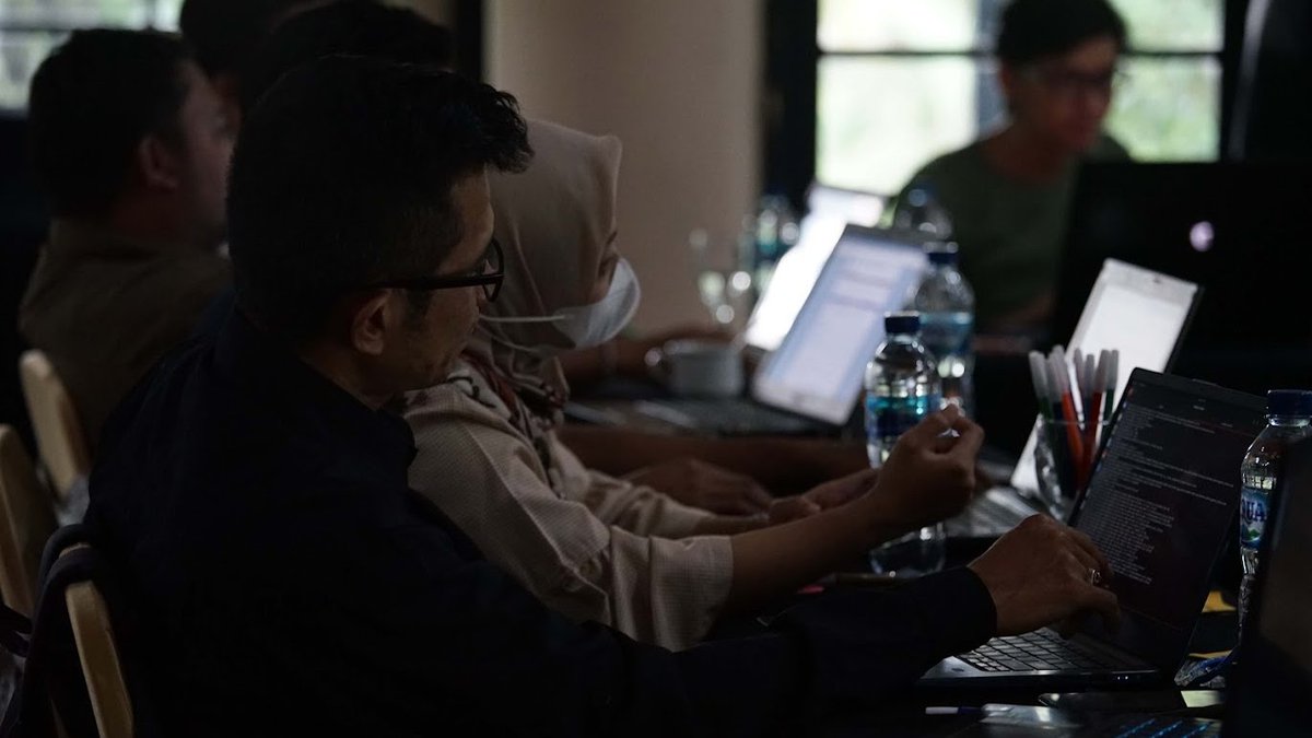 The communities involved in the School are also exploring the local appropriation of internet connectivity and platforms for community empowerment in their villages, such as adapting digital technologies for agriculture and fishing.