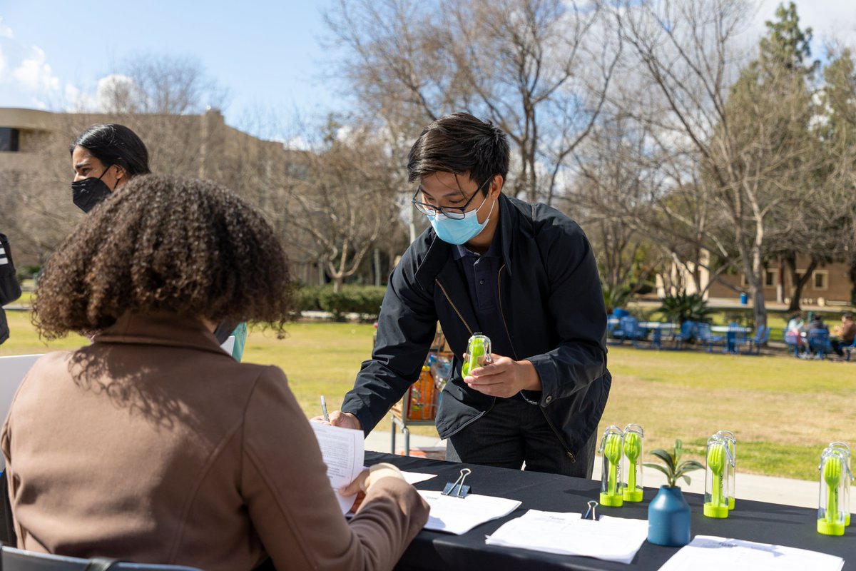 CSUBakersfield's tweet image. #WednesdayVibes during #CalFreshWeek 😎✅

Today, our CSUB #BasicNeeds team hosted a #CalFresh pre-screening and resource fair during `Runner Hour.

If you missed the resource fair, connect with @CsubFood or apply for CalFresh here: getcalfresh.org 

#StudentSuccess