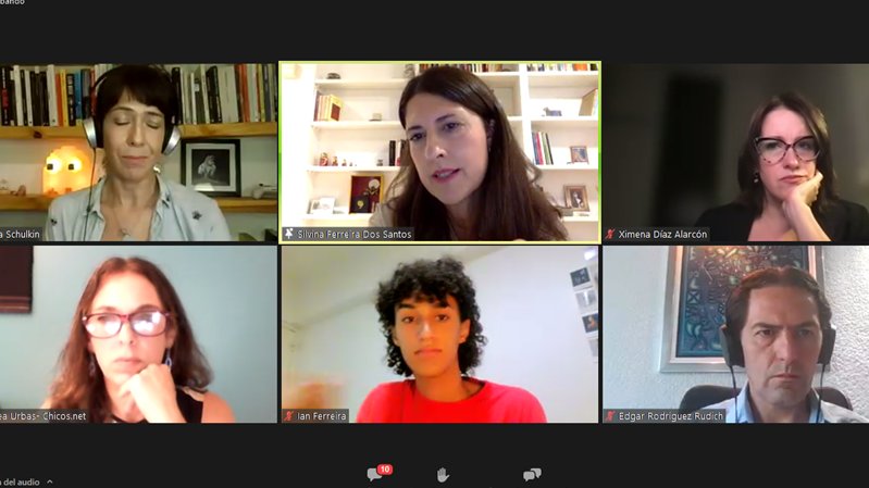 chicos_net's tweet photo. #Webinar -"Cuidar y controlar no es lo mismo. Si queremos cuidarlos, tenemos que permitir que se genere una autonomía. Es aconsejable dialogar, que no es lo mismo que hablar, dialogar supone escuchar". @Silferreira2s sobre cómo orientar a adolescentes en su crianza digital. https://t.co/WIAusieE97