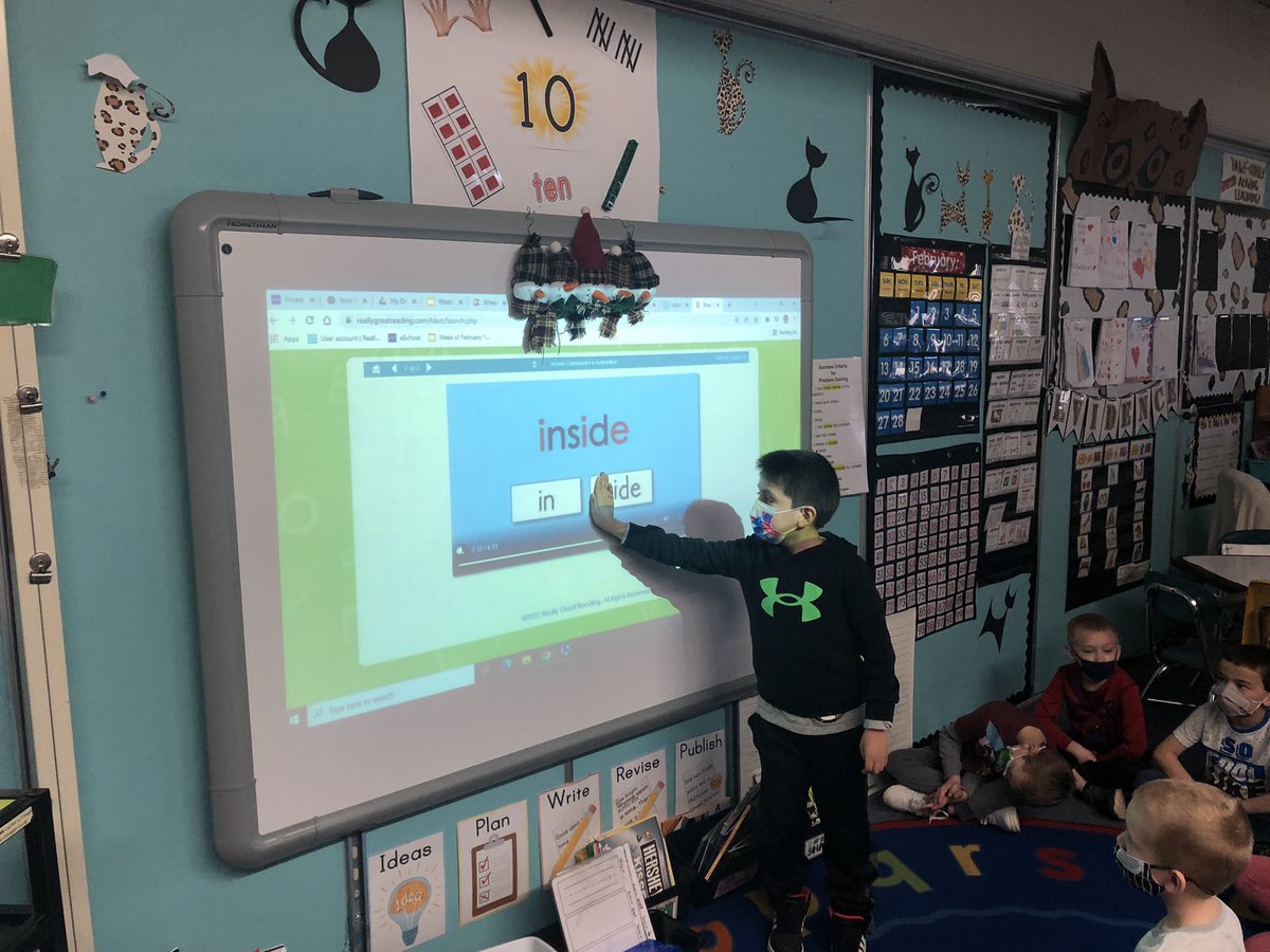 literacybev's tweet photo. When students become the experts and teach the class. #agencyinaction #studentteachers  #studentleaders #learningthatsticks https://t.co/H5jC5XGpS4
