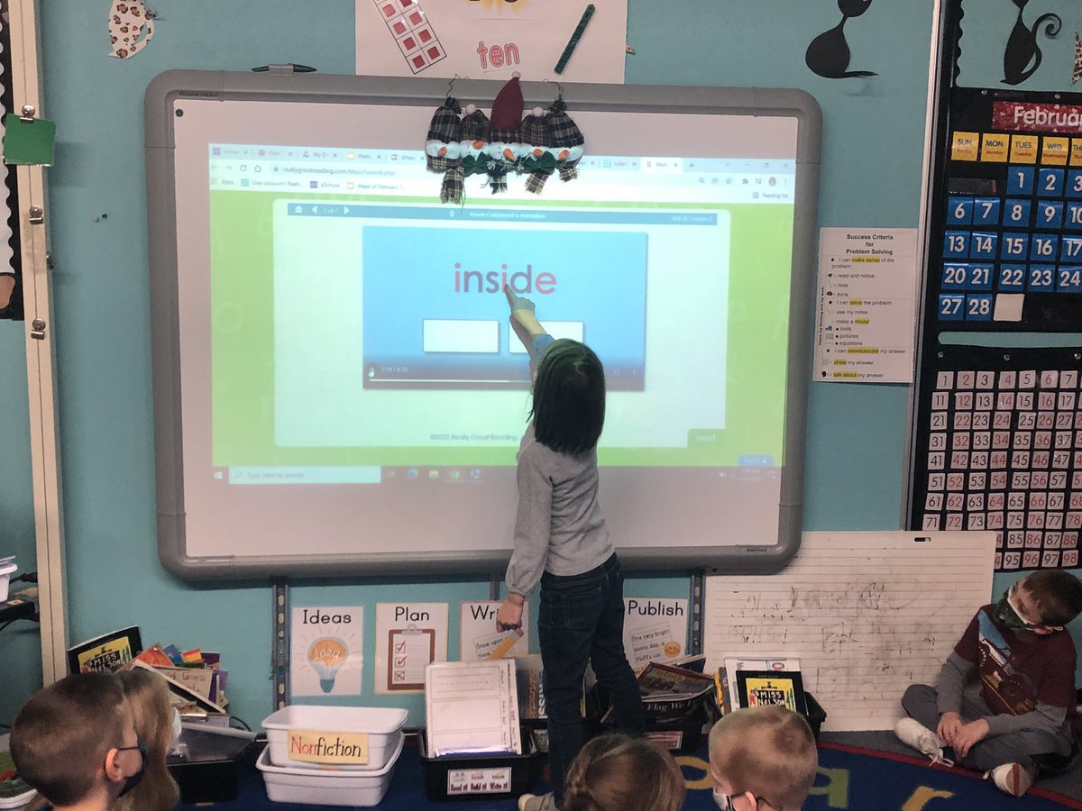 literacybev's tweet photo. When students become the experts and teach the class. #agencyinaction #studentteachers  #studentleaders #learningthatsticks https://t.co/H5jC5XGpS4
