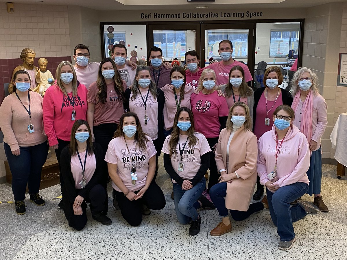 ⁦<a href="/StJosephCorCS/">St Joseph Corunna</a>⁩ staff working collaboratively for #PinkShirtDay 🤗. Remember kindness and compassion can go a long way! #sccdsb #kindness 💕