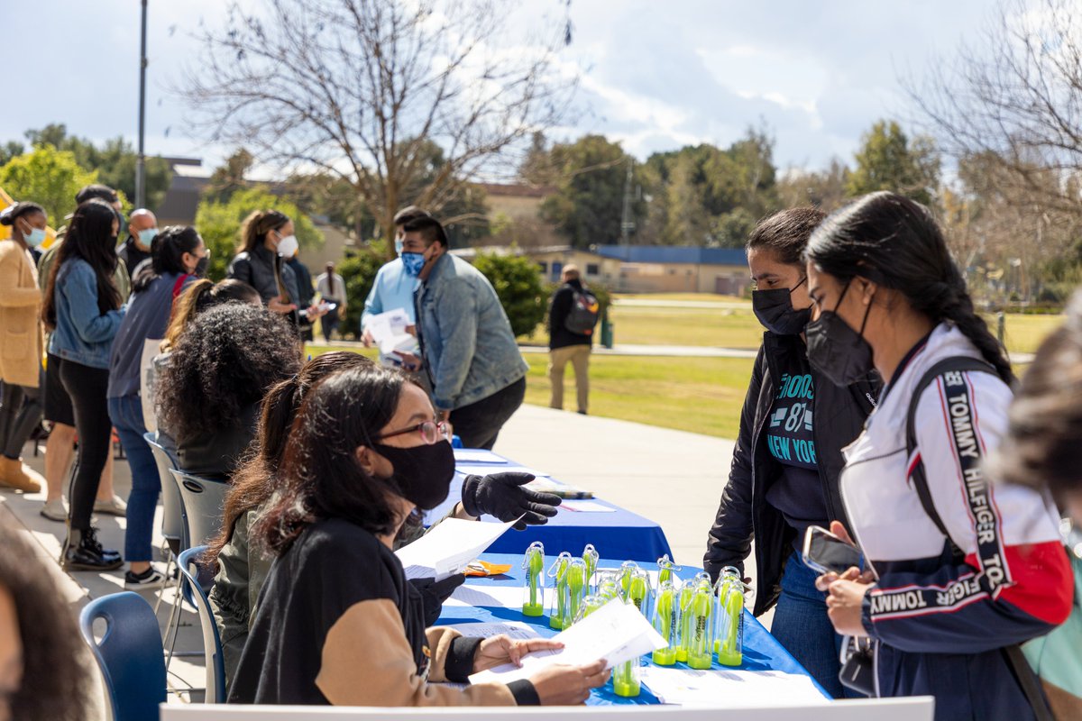 CSUBakersfield's tweet image. #WednesdayVibes during #CalFreshWeek 😎✅

Today, our CSUB #BasicNeeds team hosted a #CalFresh pre-screening and resource fair during `Runner Hour.

If you missed the resource fair, connect with @CsubFood or apply for CalFresh here: getcalfresh.org 

#StudentSuccess