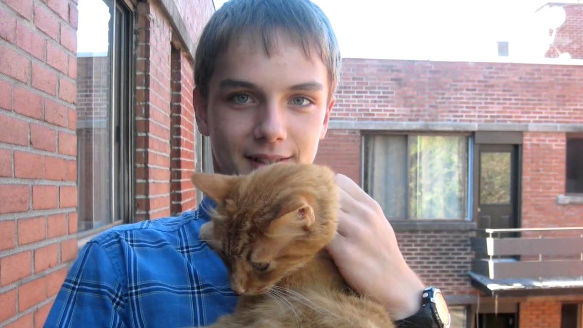 Las anteriores imágenes son del asalto nazi a la Casa de Sindicatos de Odessa, donde quemaron vivos a 48 antifascistas y a los que intentaban escapar les disparaban o les apaleaban con bates.

Uno de ellos, Vadim Papura, tenia solo 17 años cuando fue quemado vivo por los nazis.