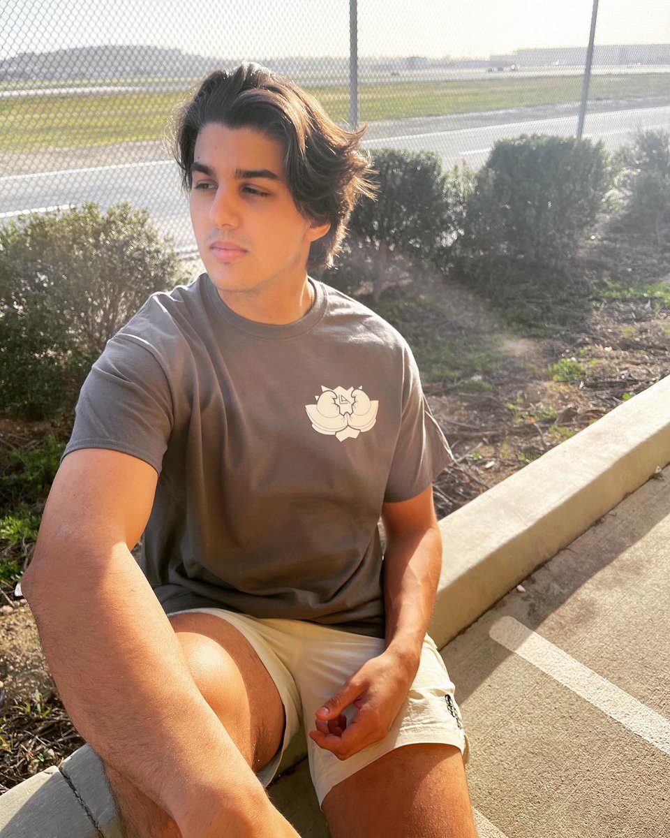 eclipseclothing's tweet photo. https://t.co/99EkNR9Dqr new tees.    #ufo #insurance #space #losangeles #losalienges #LA #spacex #alien https://t.co/Hvftt8spZy