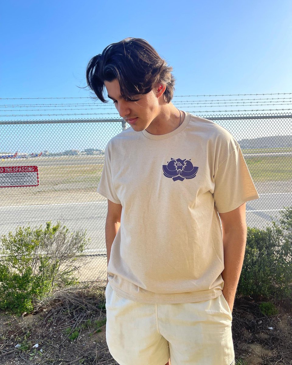 eclipseclothing's tweet photo. https://t.co/99EkNR9Dqr new tees.    #ufo #insurance #space #losangeles #losalienges #LA #spacex #alien https://t.co/Hvftt8spZy