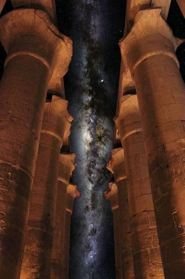 Hermosa foto de la Vía Láctea y la Luna Perfectamente Alineada Sobre El Templo Karnak en Luxor, Egipto.

Crédito: George Geo Photography