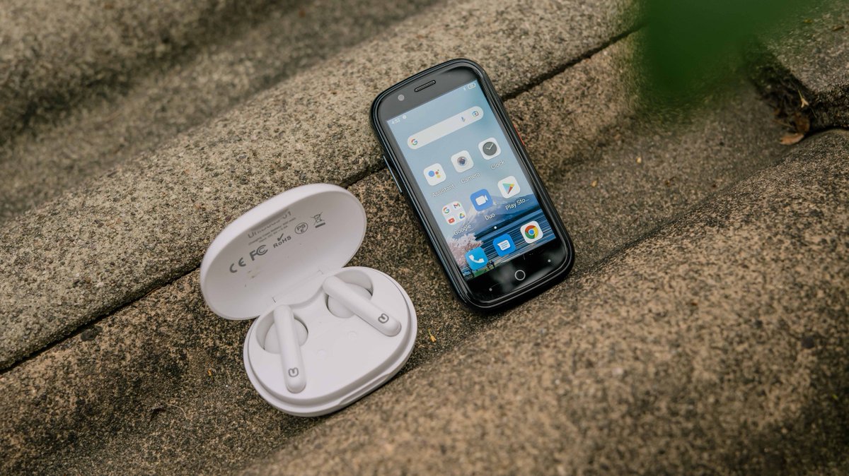 Unihertz's tweet photo. Jelly 2 does everything that a normal size phone can do, and it's much smaller!
#unihertz #jelly2 #minimalist #smallphone #tinyphone https://t.co/RY8hYepr3h