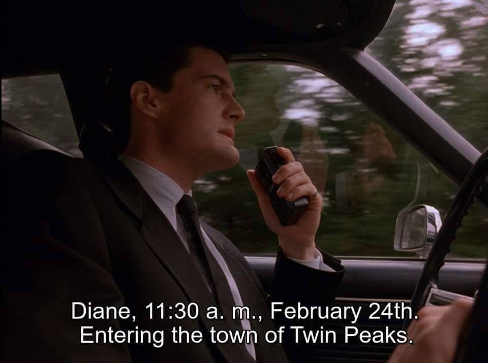 TerrorActo_'s tweet photo. 24 de febrero. Hoy, Dale Cooper se adentrará en Twin Peaks a las 11:30h. Diane, nunca ha visto tantos árboles en su vida. Necesita saber qué tipo de árboles son esos. https://t.co/DDEOIThZ82
