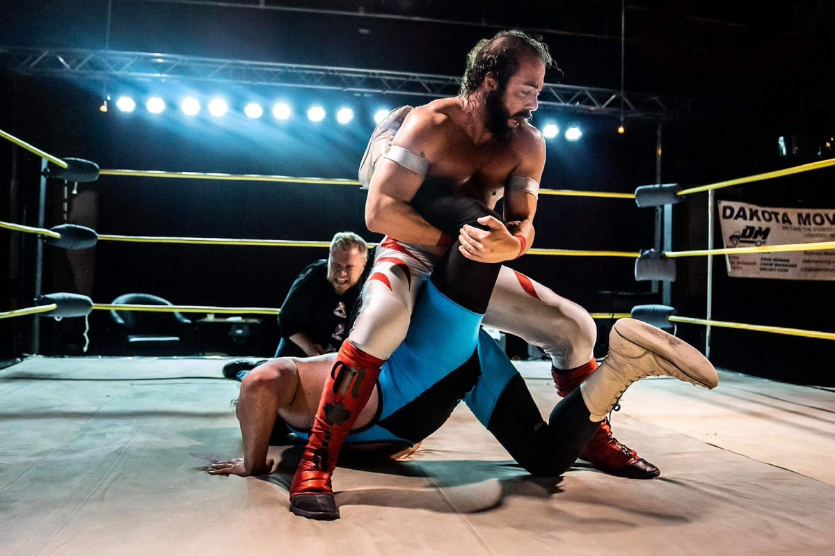 RealRichMaxwell's tweet photo. And 20+ years later @UGeneDinsmore still couldn’t avoid that half crab! #SWA #MAP #MainFeature #Goodrib https://t.co/zZRCxGlMnk