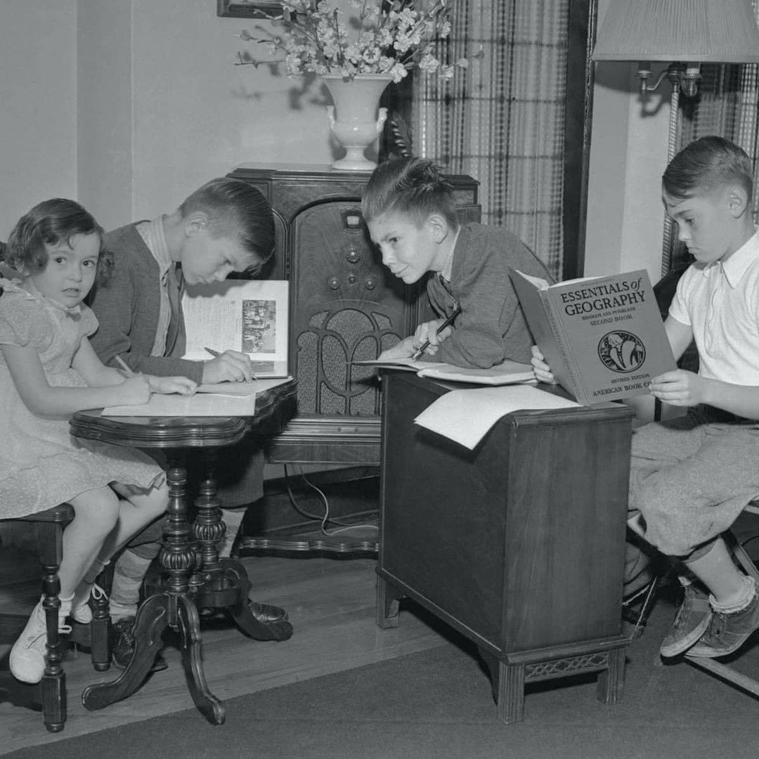EnsedeCiencia's tweet photo. El aprendizaje a distancia no es algo nuevo. 

Esta imagen captura una escena de 1937, en la que estudiantes de Chicago reciben instrucciones de sus profesores por radio, durante la epidemia de polio. https://t.co/V5FZUK75Nr