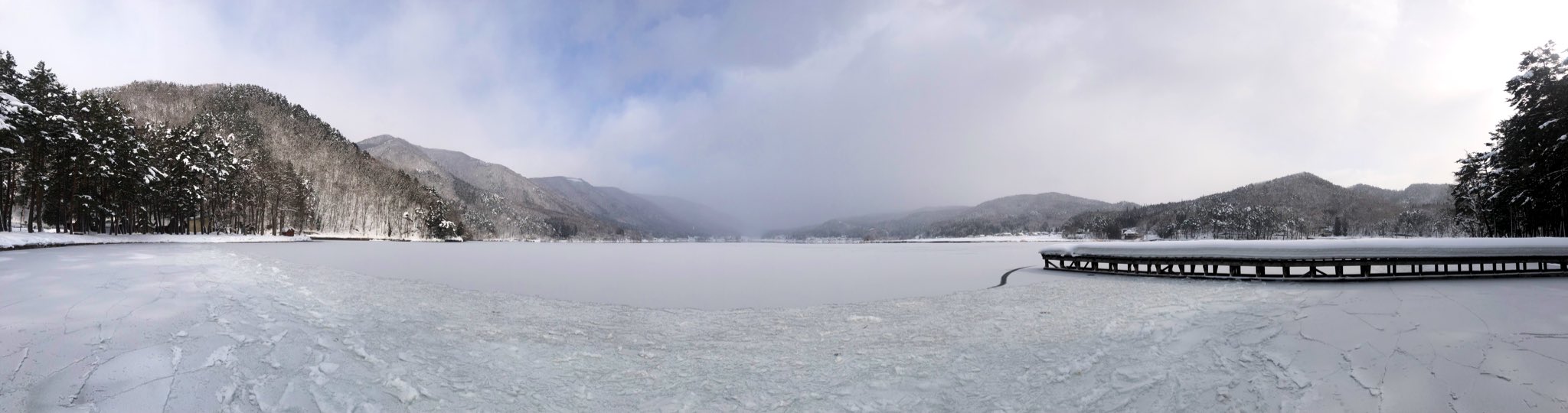木崎湖キャンプ場 1枚目はタップしてね 木曜日朝の木崎湖キャンプ場です まさかのこの冬一番の湖面結氷です 木崎湖の半分くらいまで凍っています 雪は苦手ですが氷は大好きなので嬉しい T Co Wbjzzz1u02 Twitter