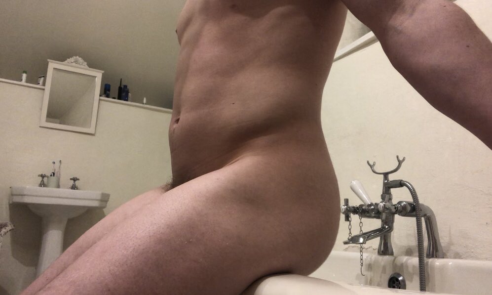 belly_balloon's tweet photo. Quick before and after shower belly inflation #bellyinflated #bellystuffing #bellyinflation #inflationart #belly #enema https://t.co/NX8BiVZh6b