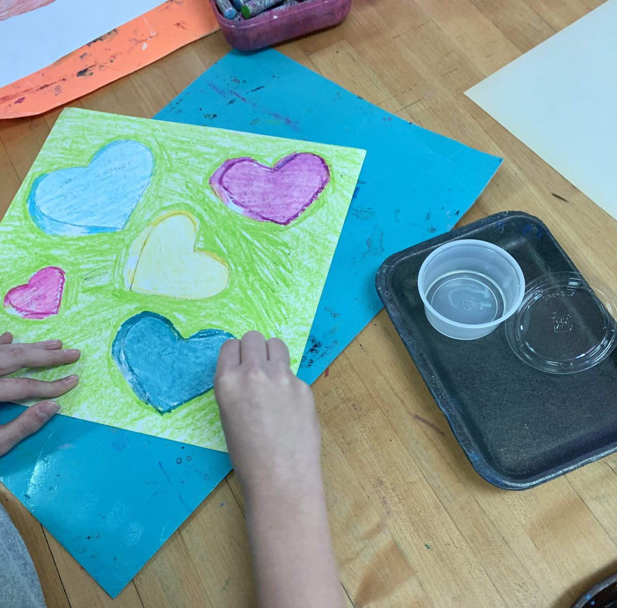 MYESartFCPS's tweet photo. 5th is using one of my favorite art tricks: oil pastels and baby oil! Such a cool effect! https://t.co/tjDXTlYVxD
