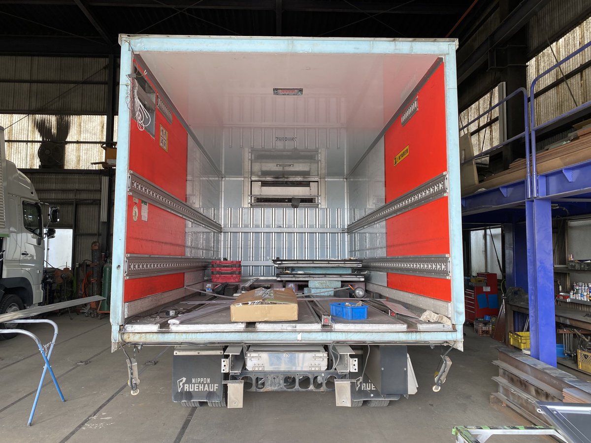 ftec_mori's tweet photo. フルハーフ冷蔵冷凍車ステンレス門枠取替え作業進行中〜

観音扉はもちろん、付属部品全て外して組み替えていきます

門枠を外してみると、バンボディの構造がよーくわかりますね

2x4住宅とよく似ていて、壁を組み合わせて作られています

断熱剤が密集しているため
修理での溶接作業は要注意です！ https://t.co/H4Z2ZWngfv
