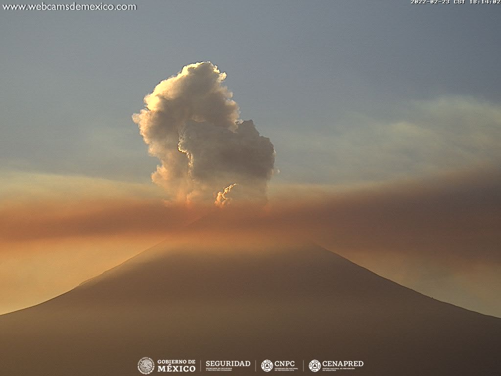 Leve explosión del #Popocatépetl a las 18:09 h.
Columna eruptiva cercana a 1 km sobre el cráter dispersándose hacia EdoMex.

🚦amarillo fase 2.
🚷radio de seguridad de 12 km.
