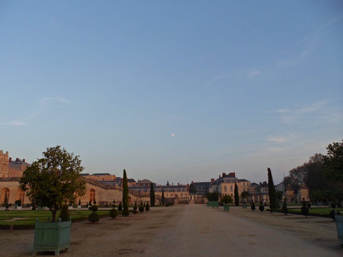 MisskRivia's tweet photo. When I’m not hiking or gardening, I love capturing the beauty around me. This was sunset at #chateaudeversailles I spent the entire day here and still didn’t finish seeing all the attractions. #photography #france #exploringtheglobe https://t.co/vBcKLNftxP