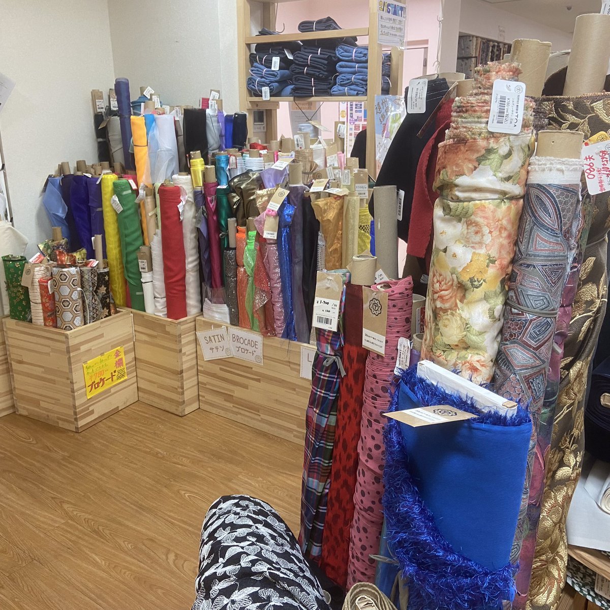 NakanoToa's tweet photo. 中野店　移店まで
あと　『4日』‼️

移店先はこちら　➡️ @TextileWorldTOA 

https://t.co/e18BRcgYpe

#中野ブロードウェイ　#中野　#生地屋　#布屋　#生地　#布
#布屋TOA #texiles #fabrics #nakano #fabricshop #tokyo 
https://t.co/xSfVQ62RDO https://t.co/1Fgc2IOC1k