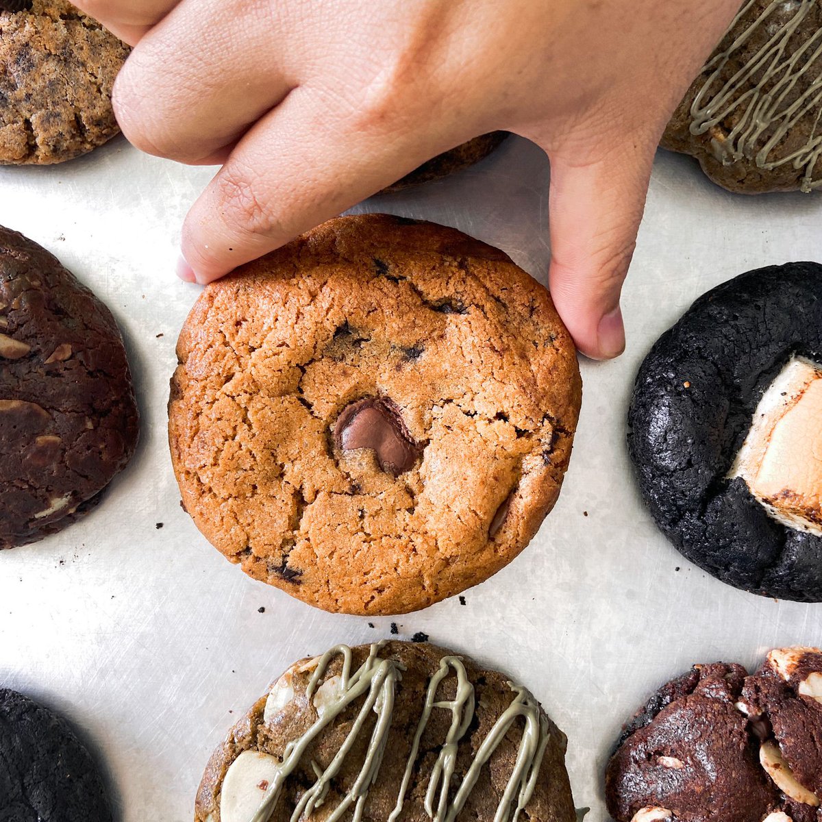 sweetoothiesid's tweet photo. Selamat pagi!!!! Ada kabar baik lho, guys! Mulai hari ini, cookies kami sudah bisa dibeli per satu pcs dan tidak ada minimal pembelian😘😘😘 Buat kamu kamu yang mau coba tapi masih mikir-mikir, yuk langsung DM aja😘😘 PLUS ada flat ongkir hingga Rp6.000 untuk jabodetabek lho❤️ https://t.co/JLFaEHwuv0