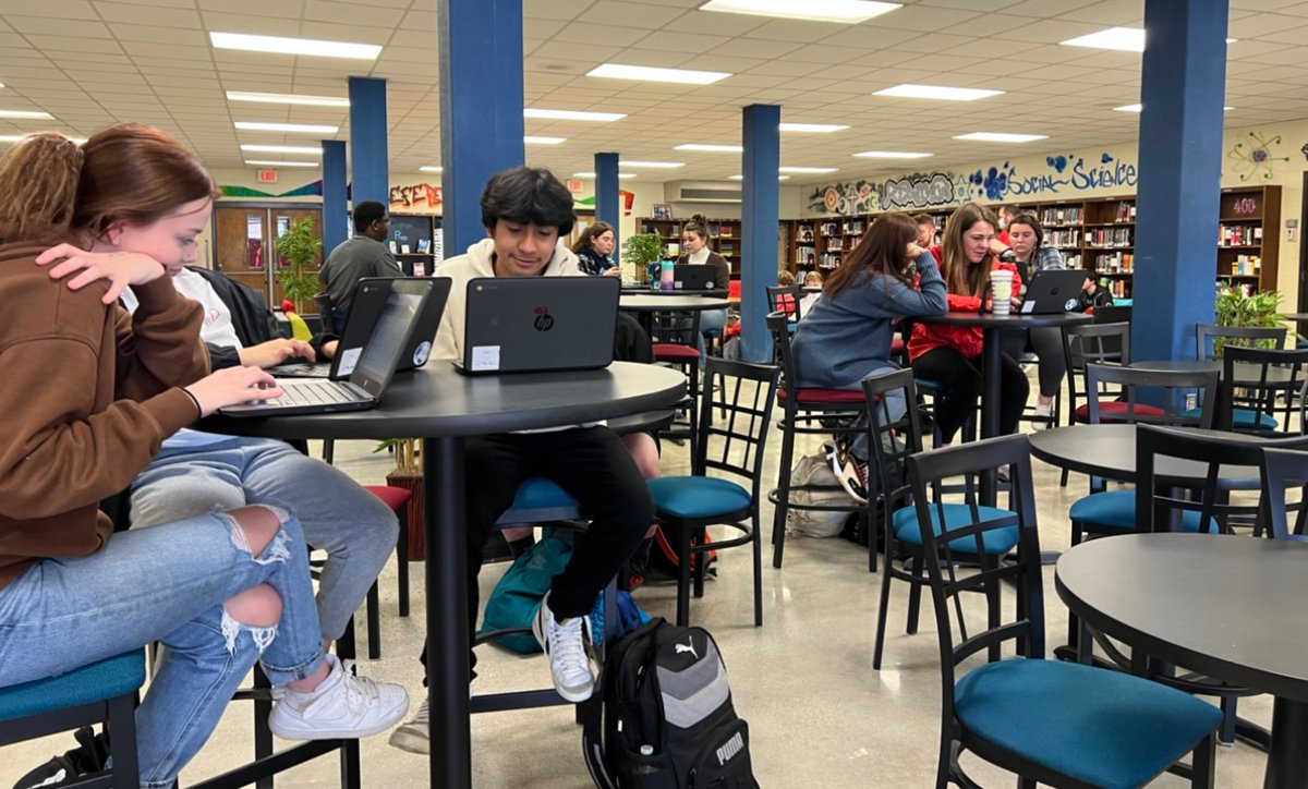 MountaineersMC's tweet photo. No senioritis here! Mr. Pennington’s 12th graders learning about online databases and #evaluatingsources. #highschoolresearch #hhsistheplacetobe https://t.co/inwYdRDbp3