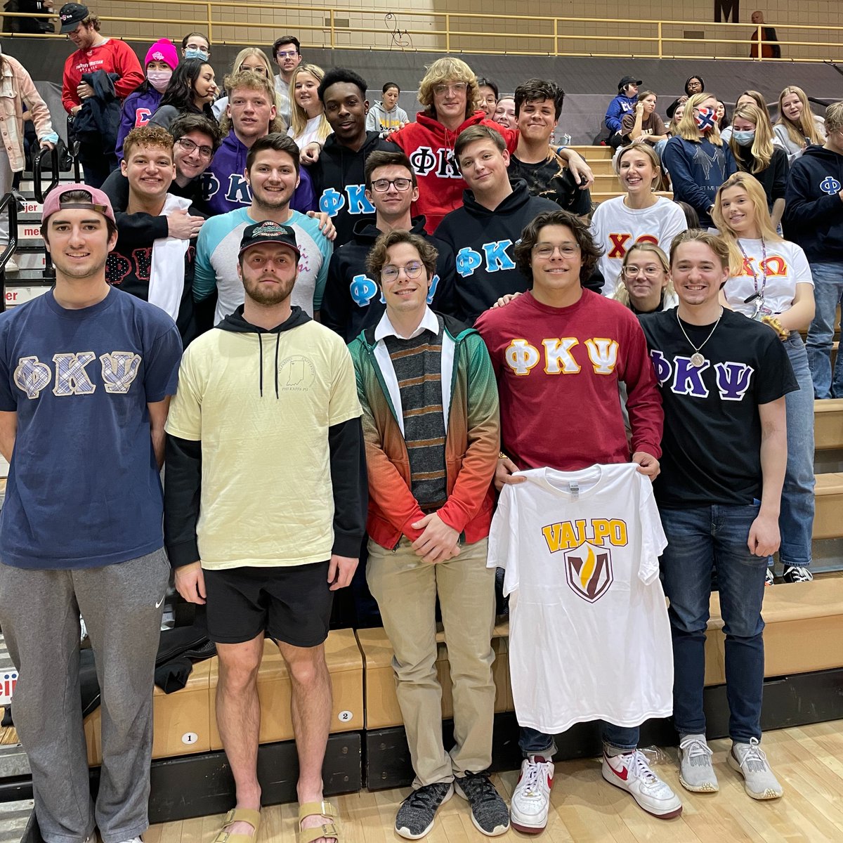 ValpoBasketball's tweet photo. Huge thanks to @ValpoFSL for coming out and showing support tonight! https://t.co/SvvwamTox6