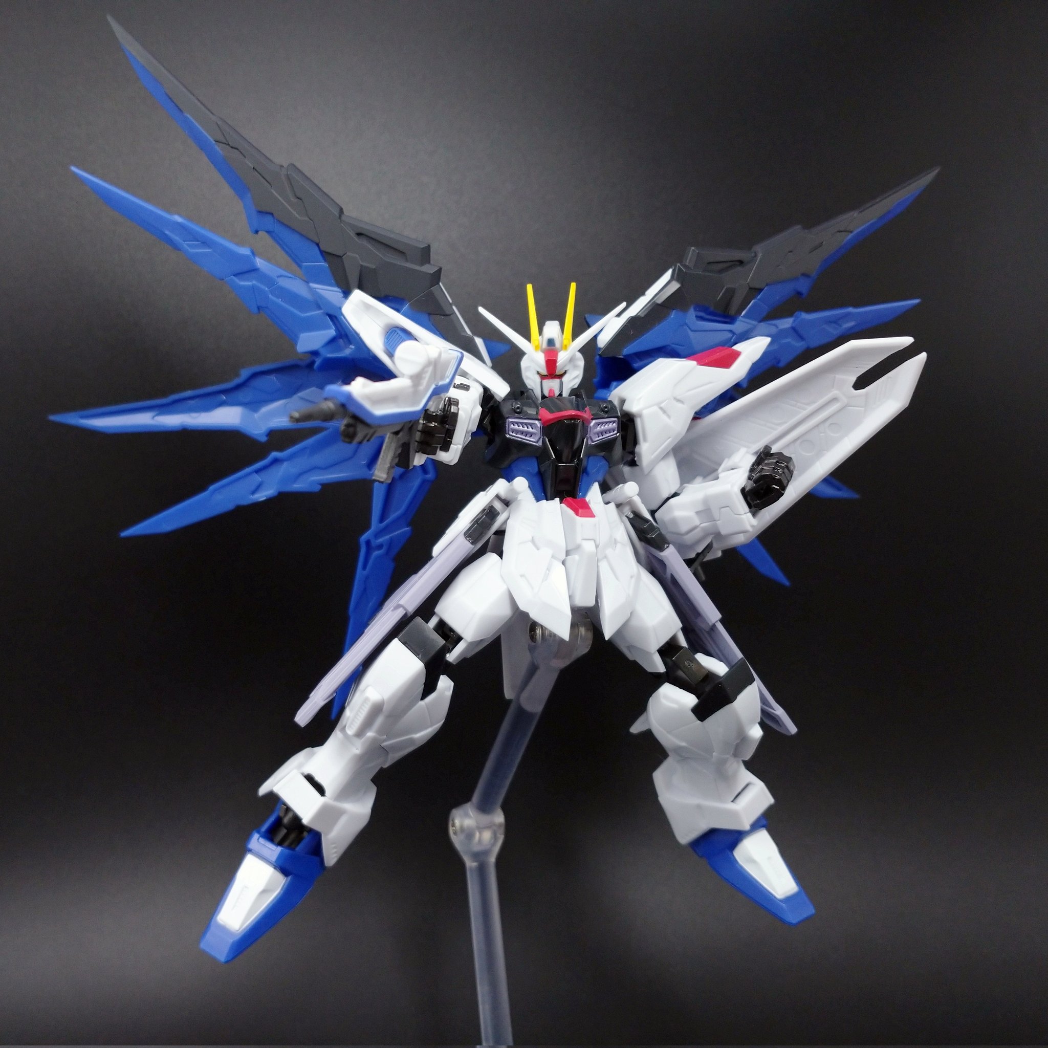 しもん Gフレームfa レビューしようと思って撮影してるんだけど やっぱフリーダムガンダムのクオリティおかしくねぇ これ10円なの T Co Enw8pjsmah Twitter