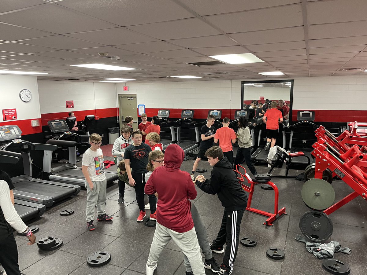 ohstrength's tweet photo. Another day of building it!!  30 middle school and 50 high school guys!!  Work hard enough to #betonyourself #selfmade #runningoutofroom @tylerelrod10 @rodenjustin @coachrklotz18 https://t.co/7avUcQfC4c