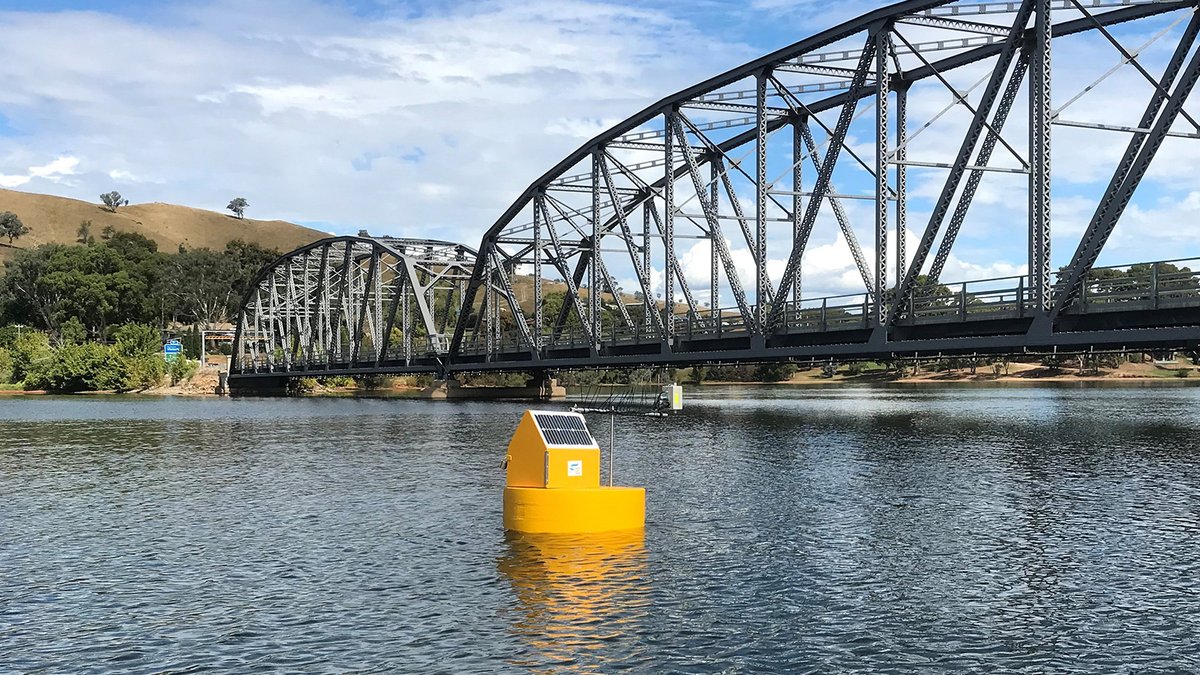 NorthEastWater's tweet photo. We've been working with @CSIRO to install a new buoy in Lake Hume near #Bellbridge. The buoy is equipped with a special camera to detect algal blooms. It will also monitor temperatures and changes in water conditions. 1/2 https://t.co/t7xRVeJRHC