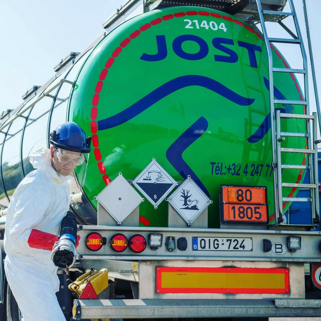 Hard work this Thursday...
Have a good ride, a sunny weekend awaits us!

#transport #logistics #jost #lifeinmotion #hardwork #adr #trucklife instagr.am/p/CaWdMIdsG8W/