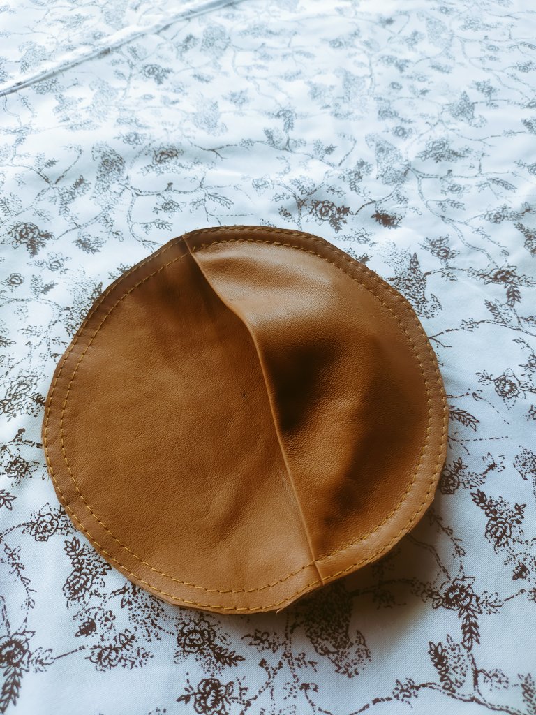Worksofcraft1's tweet photo. Here it is 
Item 3 #leather
TEMBEA UNIT 🇰🇪🔥
Card/Receipt/Notes Holder.
A very interesting pattern and use of different colours of leather.
Made in Kenya 🇰🇪 with love .
#leatherbag #leatheraccessories 
#madeinkenya
#handmadewithlove #repurpose #recycling https://t.co/mxAekPJljO
